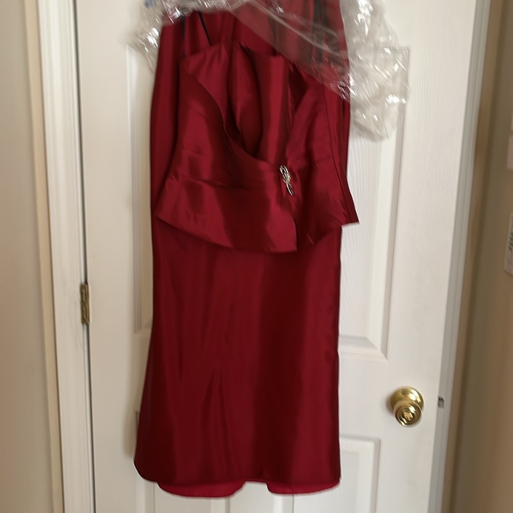 Women’s burgundy formal 2 piece. Top is size 8 and flared skirt is size 4